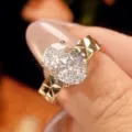 Elegante anello da donna con zircone ovale color champagne e fascia geometrica borchiata unica. - Taglia US 6 / Anello con zirconi bianchi