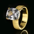 Anello bagnato oro con grande gemma simulata taglio cuscino e fascia spazzolata. - Taglia US 6 / Strass Grigio Scuro