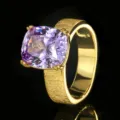 Meraviglioso anello con gemma viola taglio cuscino e fascia larga oro spazzolato donna 10x12 - Taglia US 6 / Strass Blu Cangiante