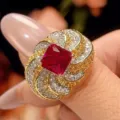 Anello aperto in ottone dorato con rubino rosso quadrato e zirconi brillanti di lusso. - Taglia 6 / Anello di Corindone Rosso
