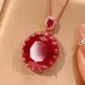 Atemberaubende ovale rote synthetische Korund Anhänger Halskette in Roségold-Optik. Schmuck. - Halskette mit rotem Korund-Anhänger / Roter Falscher Korund Anhänger Mit Chopin Kette
