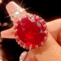 Atemberaubender Luxus roter synthetischer Edelsteinring Nahaufnahme, vergoldetes Messing. - Roter Korund Ring / Roter Korund Ring