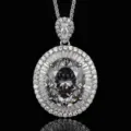 Lujoso collar con colgante de piedra ovalada gris con halo de cristales brillantes. - Colgante Gris Negro Con Cadena Chopin