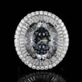 Detalle en primer plano de colgante de gema ovalada gris oscuro con halo de diamantes. - Anillo Gris Oscuro
