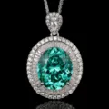 Lujoso collar con colgante de gema ovalada turquesa y doble halo de diamantes baguette. - Colgante Verde Paraiba Con Cadena Chopin