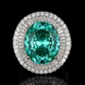 Vista detallada de un colgante de lujo de piedra preciosa verde ovalada con halo de diamantes. - Anillo Verde Paraiba