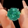 Primo piano dettagliato dell'anello in pietra preziosa verde taglio millennio da 14 mm. - Taglia US 5 / Verde Paraiba