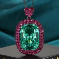 Squisita collana con ciondolo di pietra preziosa verde grande e cornice di strass rosa. - Pendente Oro Nero Verde Paraiba con Catena Chopin