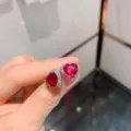 Wunderschöne herzförmige rote Edelstein Ohrringe mit funkelndem Kristallhalo und Silberfassung. - Ohrstecker mit rotem Glas
