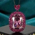Dettaglio della collana con pendente in pietra preziosa rosa e doppio alone di luminosi zirconi. - Ciondolo Rosa Appassita Oro Nero Con Catena Chopin