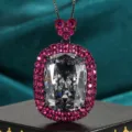 Squisita collana con ciondolo in pietra bianca taglio cuscino e vivace alone pavé rosa. - Oro Nero Ciondolo Grigio Scuro Con Catena Chopin