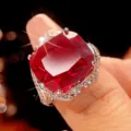 Primo piano dettagliato di anello vintage con rubino sintetico rettangolare e montatura dorata - Taglia US 5 / Rosso
