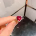 Eleganter herzförmiger roter Zirkonring mit glitzerndem Steinhalo, ideal für romantische Anlässe. - Roter Glasring