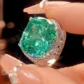 Elegante anello con gemma verde taglio cuscino e montatura vintage dettagliata dorata. - Taglia US 5 / Verde