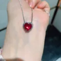Exquisite herzförmige rote Halskette mit glitzerndem Kristallkranz für elegante Outfits. - Roter Glasanhänger