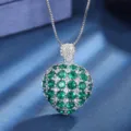 Bellissima collana con ciondolo a cuore verde e zirconi bianchi su catena argentata. - Ciondolo in Strass Verde Con Catena Box