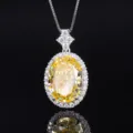 Splendida collana con ciondolo ovale giallo con alone di pietre bianche e catena elegante. - Ciondolo Cristallo Giallo Taglio Fiore di Ghiaccio Con Catena a Box / Diamante Giallo