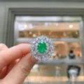 Elegante anillo chapado en cobre con piedra ovalada verde y brillantes circonitas en racimo. - Anillo de Esmeralda