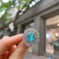 Impresionante anillo statement de cristal azul ovalado con racimo de circonitas para mujer. - Anillo Azul Paraiba