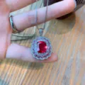 Exquisito collar con colgante de doble halo de piedra roja cojín y brillante cadena plateada. - Colgante de Vidrio Rojo Strass Con Cadena