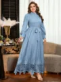 Übergrößen Langarm hellblau Maxikleid mit eleganter Spitzendekoration, Stehkragen Gürtel. - 0XL / Dunstblau
