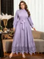 Lila Maxikleid Detail mit hohem Kragen, langen Puffärmeln und filigraner Spitzenborte. - 3XL / Lavendel
