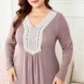 Elegantes Damen Langarm Strickkleid in Übergröße mit weißer Spitzen V-Ausschnitt Bordüre. - 3XL / Rosa