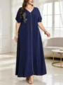 Dunkelblaue Plus Size Maxikleid mit V-Ausschnitt, goldenen Blattstickereien und kurzen Ärmeln. - 0XL / Marineblau