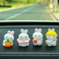 Set di ornamenti per cruscotto auto con coniglietti bianchi, decorazione in resina. - Set di Quattro Conigli