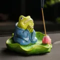 Primer plano del quemador de incienso rana zen con mano de obra exquisita y postura de meditación. - Rana de Hoja de Loto / Azul