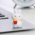 Linda figura en miniatura de conejo blanco con palomitas para salpicadero de coche y escritorio. - Conejo palomitas