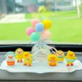 Süßes gelbes Ente Auto Ornament Set mit bunten Luftballons für das Armaturenbrett Dekor - 6 Trend-Enten mit farbiger Aromatherapie-Basis & blauer Glückswolken-Matte