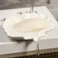 Jabonera de ceramica con forma de concha para bano, soporte blanco con buen drenaje facil. - Concha / Blanco