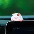 Bonita estatueta de vaca reclinada para salpicadero de coche decoración interior de resina - Peluche de ternero acostado