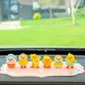 Juego de adornos para tablero de coche de pato amarillo tierno con alfombrilla antideslizante - 6 Patos de moda y alfombrilla rosa de nubes de la suerte