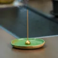 Quemador de incienso de ceramica plato verde soporte laton decoracion zen para hogar - Hoja de loto de arcilla con incensario de sándalo