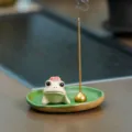 Soporte de incienso de rana de cerámica lindo quemador artesanal para decoración. - Rana culona con hoja de loto de arcilla e incensario de sándalo
