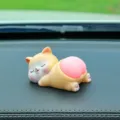 Lindo gato de dibujos animados coche adorno con trasero melocotón muñeca resina salpicadero - Gato