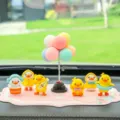Lindo juego de adornos para tablero de auto de patitos amarillos con globos y alfombra. - 6 patos de moda con globos y alfombrilla de nubes rosas