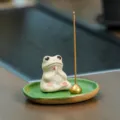 Lindo soporte de incienso de rana meditando de cerámica con hoja de loto para decoración zen. - Rana budista con hoja de loto de arcilla e incensario de sándalo