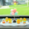 Niedliche gelbe Enten Auto Armaturenbrett Ornament Set mit bunten Ballons und Matte. - 6 Trend-Enten mit Luftballonstrauß und blauer Wolkenmatte