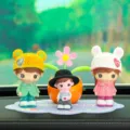 Set de decoración de salpicadero de coche de muñeca de pareja linda para auto - Pareja adorable + Xin Zai + Girasol naranja + Alfombrilla azul