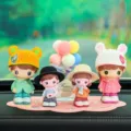 Ensemble de figurines de tableau de bord de voiture de couple mignon, poupée de dessin animé en résine. - Couple mignon et Mier et Xin Zai et ballons colorés et tapis rose