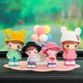 Joli ensemble de décoration de tableau de bord de voiture, figurines de poupées de dessin. - Couple mignon + Hua Hua et Xin Zai + Ballons colorés + Tapis rose