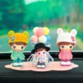 Ensemble de figurines de décoration de tableau de bord de voiture mignon couple mignon. - Couple mignon + Xin Zai + Ballons colorés + Tapis rose