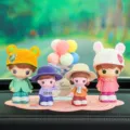 Jolies figurines de couple pour tableau de bord, ensemble en résine pour la décoration auto. - Couple mignon et Lele et Mier et ballons colorés et tapis rose
