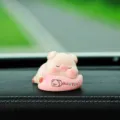 Lindo cerdo durmiendo resina estatuilla coche tablero adorno creativo decoración regalo juguete. - 1 Pieza / Cerdito