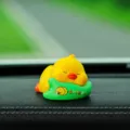 Lindo patito durmiente adorno para salpicadero de coche figura de resina animal. - 1 Pieza / Pato amarillo