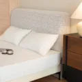 Grauer strukturierter Stretch-Kopfteilbezug, universeller staubdichter Schonbezug fürs Bett. - 1.2m / Dunkelgrau