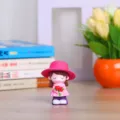 Figura de niña de dibujos animados rosa de resina adorno de escritorio con ramo para decoración. - Niña de las Flores